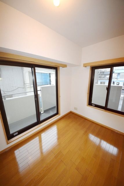 居室・リビング　★★二面採光の明るいお部屋★★