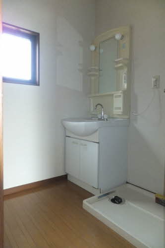 洗面設備　小物を置けるトレー付きで整理整頓がしやすい仕様♪