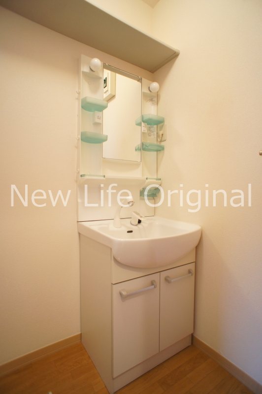 洗面設備　シャワー付き洗面台で朝の支度も楽にできます☆