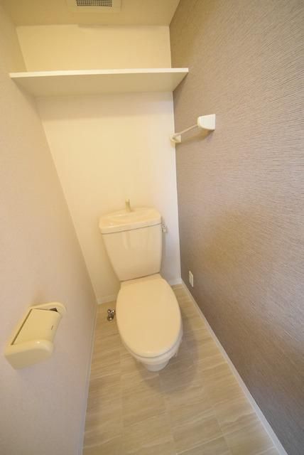 トイレ　便利な収納棚付