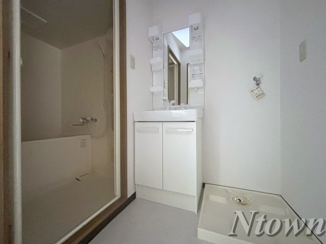 洗面設備　明るい洗面所です