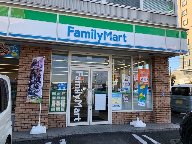 コンビニ　ファミリーマート中津三丁目店（コンビニ）まで113m