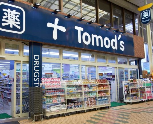 ドラックストア　トモズエキア曳舟店（ドラッグストア）まで935m