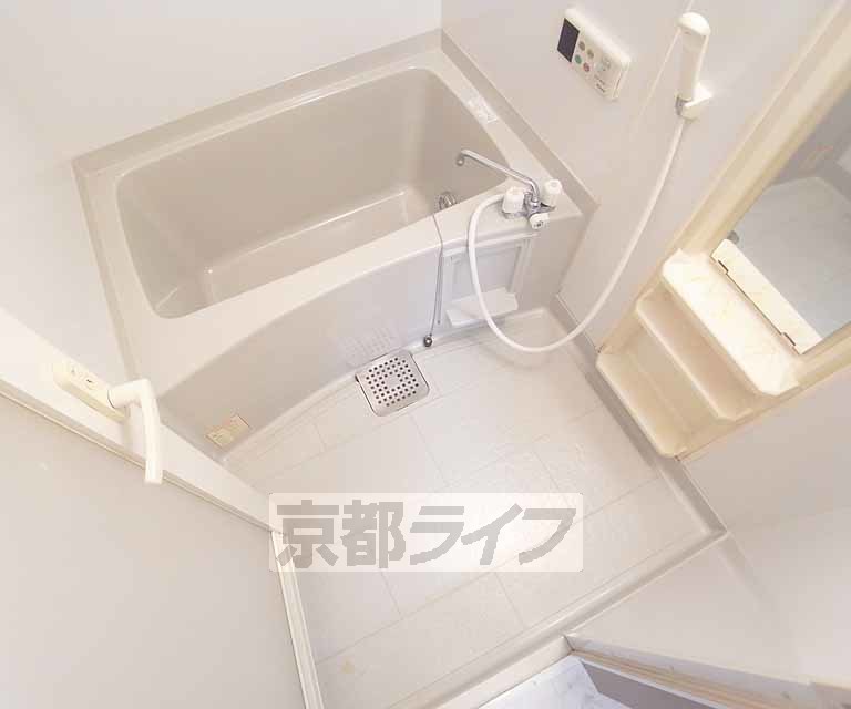 バス・シャワールーム　清潔感のあるバスルームです。