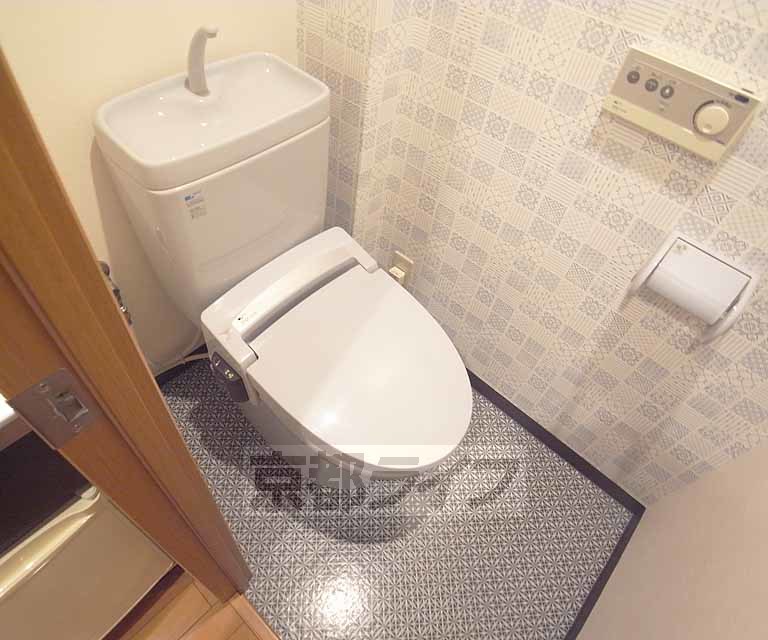 トイレ　ウォシュレット付きです。