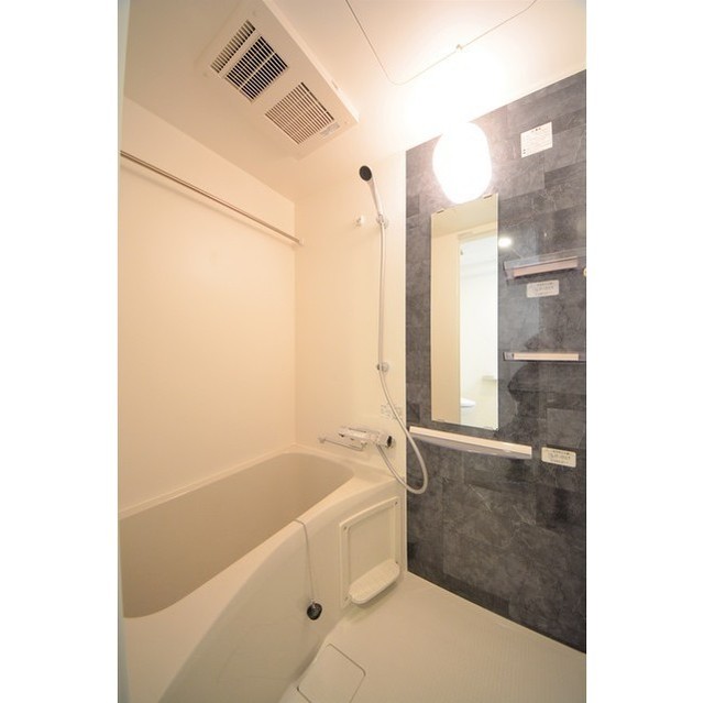 バス・シャワールーム　コンパクトで使いやすいお風呂です