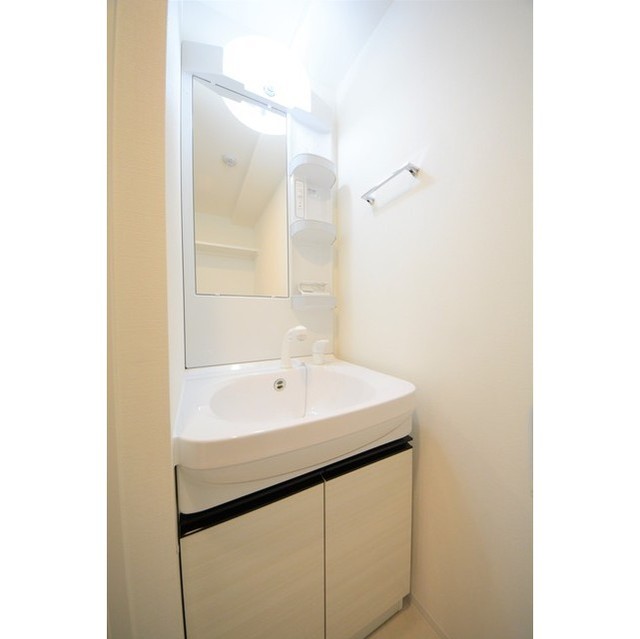 洗面設備　明るい洗面所です