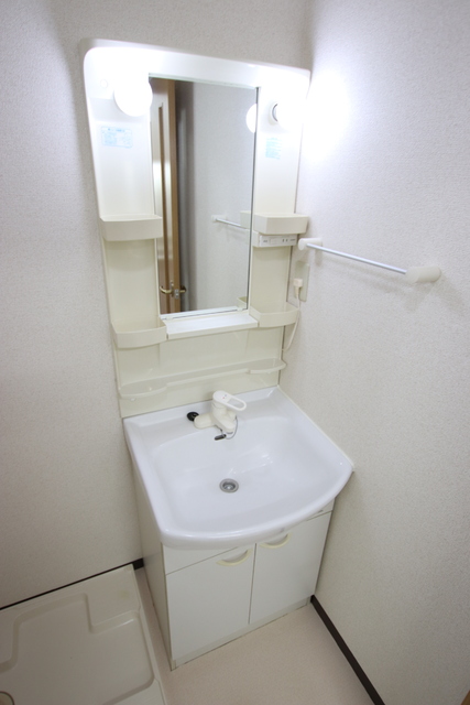 洗面設備　身支度に便利な独立洗面台