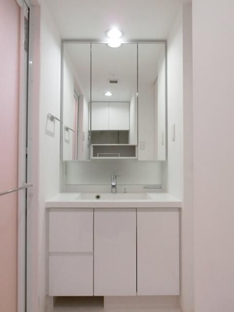 洗面設備　スペースが確保できる洗面所です