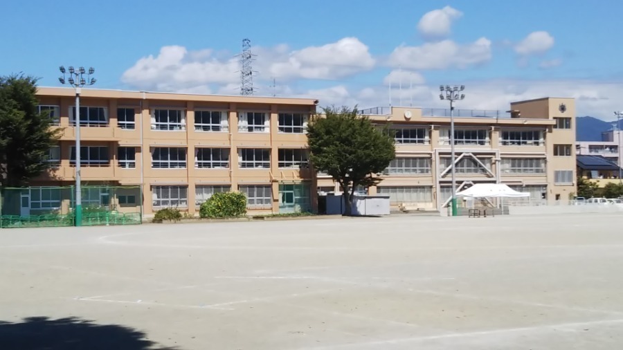 小学校　甲府市立大里小学校（小学校）まで396m