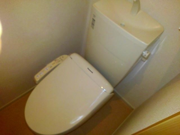 トイレ　温水シャワー付きトイレです