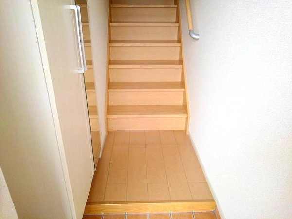 玄関　入ってすぐに内階段あります