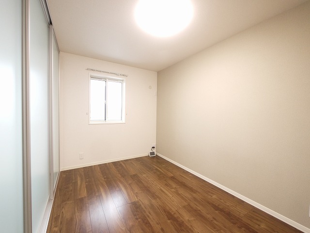 その他部屋・スペース　落ち着いた色調の寝室です