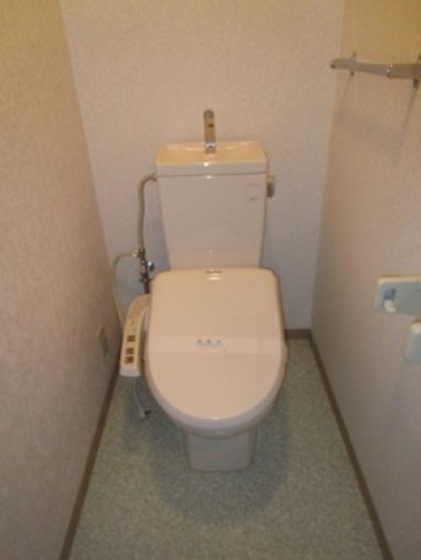 トイレ　※別号室の写真を使用しております。