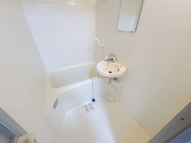 バス・シャワールーム　掲載写真は同型モデルを掲載しており実際のお部屋と仕様等が異な