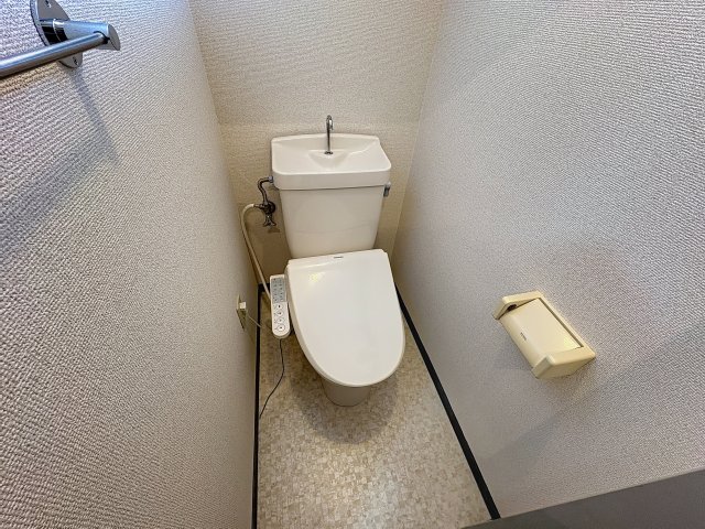 トイレ　掲載写真は同型モデルを掲載しており実際のお部屋と仕様等が異な