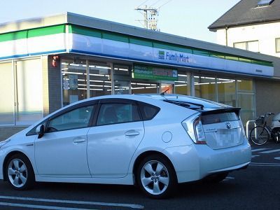 コンビニ　ファミリーマート（コンビニ）まで180m