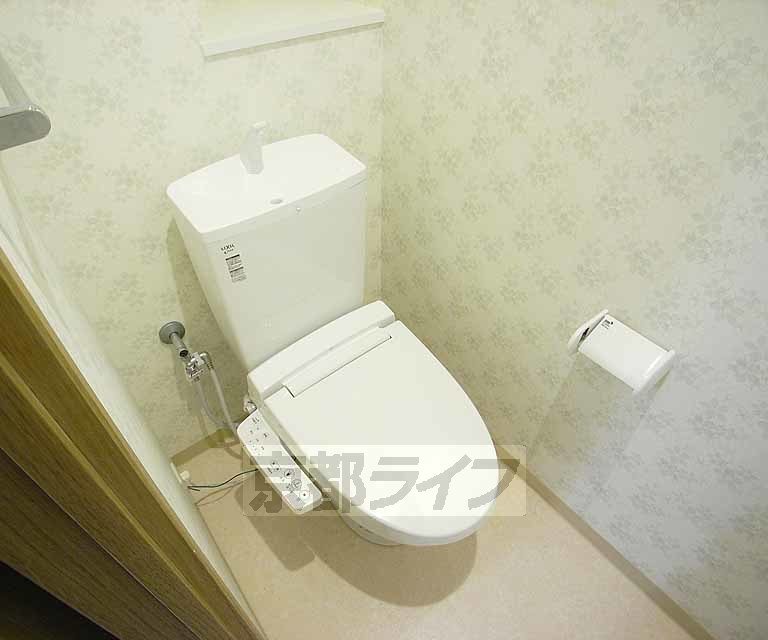 トイレ　ウォシュレット付です。