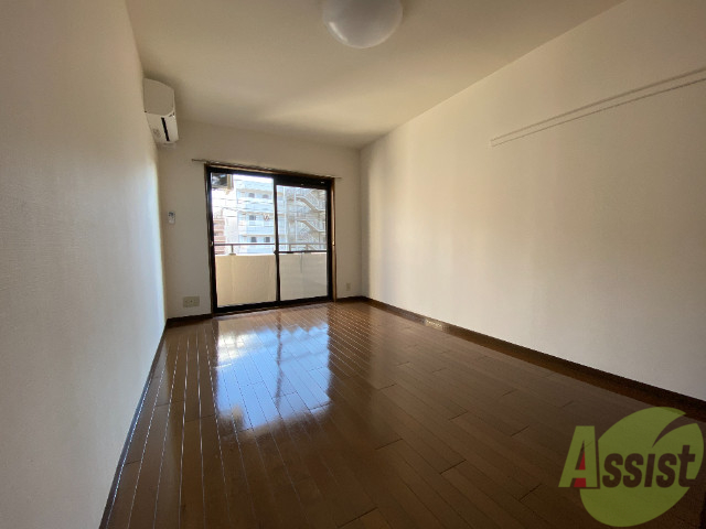 その他部屋・スペース　お部屋を別角度から。大きな窓から沢山光が入ってきます。