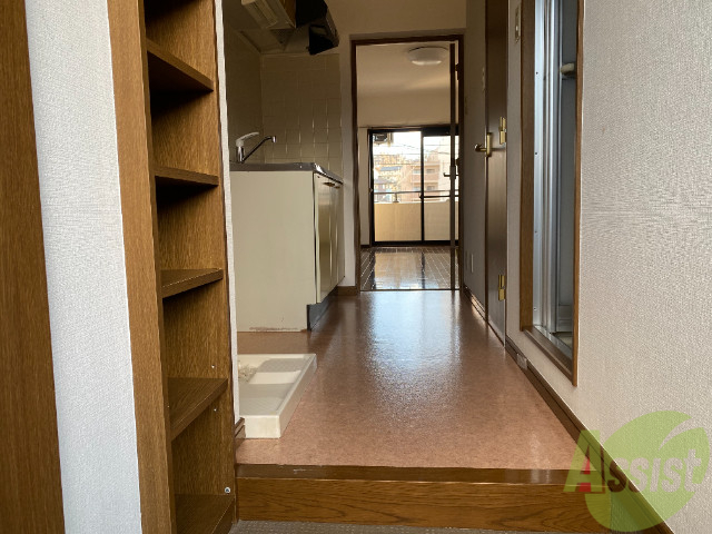 玄関　玄関からの様子です。お部屋から眩しい光が入ってきますね。