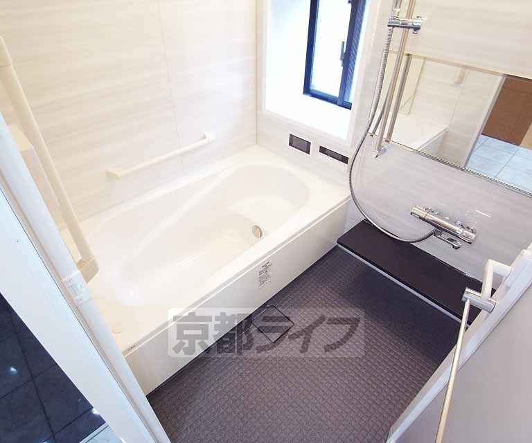 バス・シャワールーム　なんと広々で優雅なバスルームでしょう！