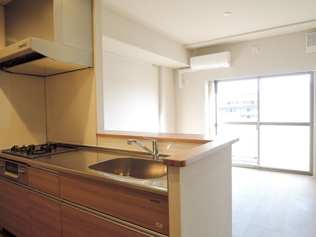 キッチン　周りを見渡しながら調理のできるカウンターキッチンです♪