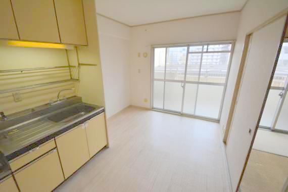 居室・リビング　広くて明るいリビングでご家族全員だんらんしましょう。