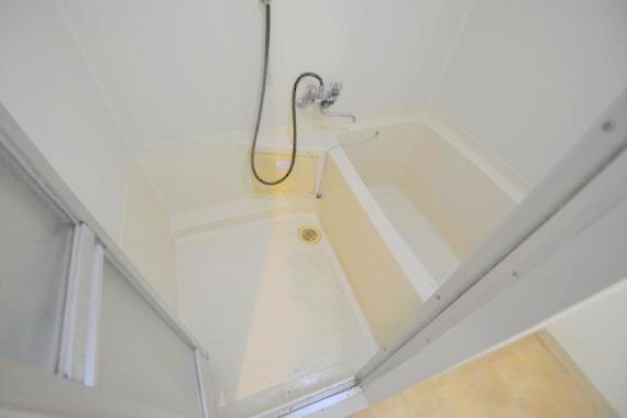 バス・シャワールーム　バスルームはトイレと別々で、広々としていますよ。