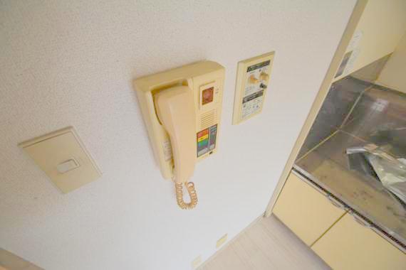 セキュリティ　インターホンで突然の来訪者を事前にチェック