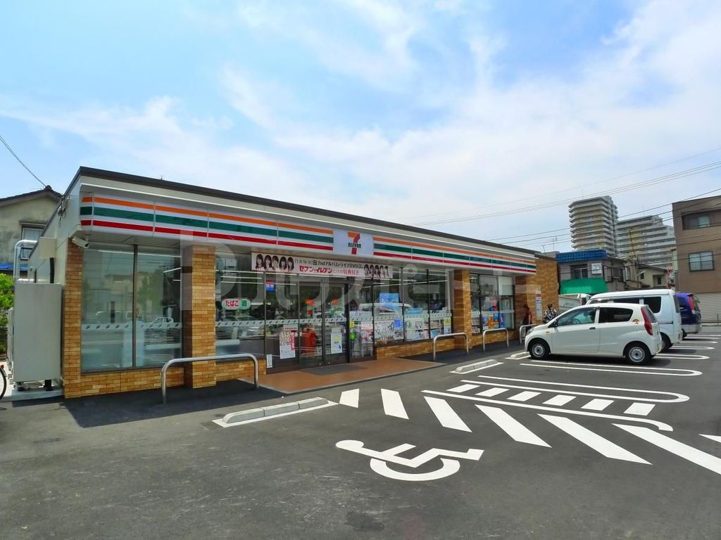 コンビニ　セブンイレブン足立六月3丁目店（コンビニ）まで320m