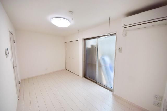 居室・リビング　★洋室6.7帖の明るいお部屋です★