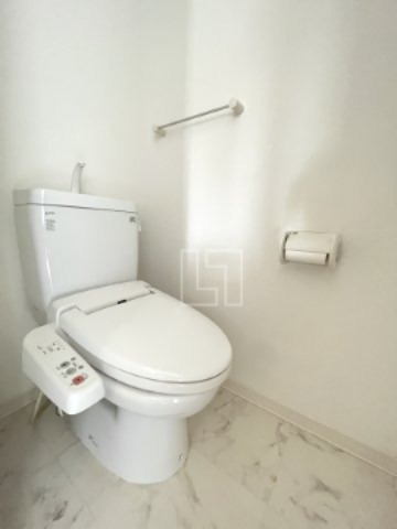 トイレ　ドゥーエ谷町　温水洗浄便座