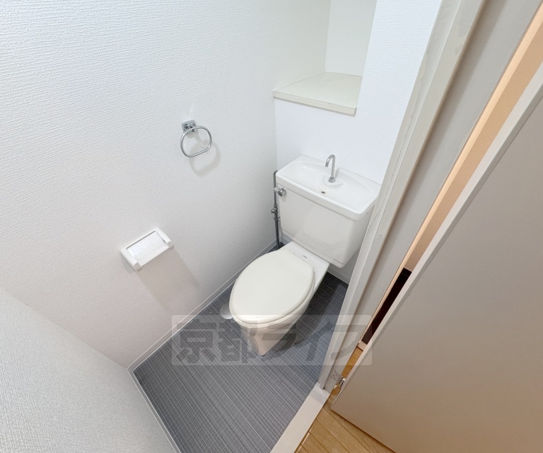 トイレ　タオル掛けもあって便利ですね。