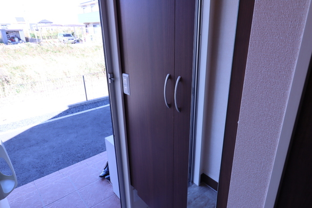 玄関　トールタイプの姿見付シューズボックス