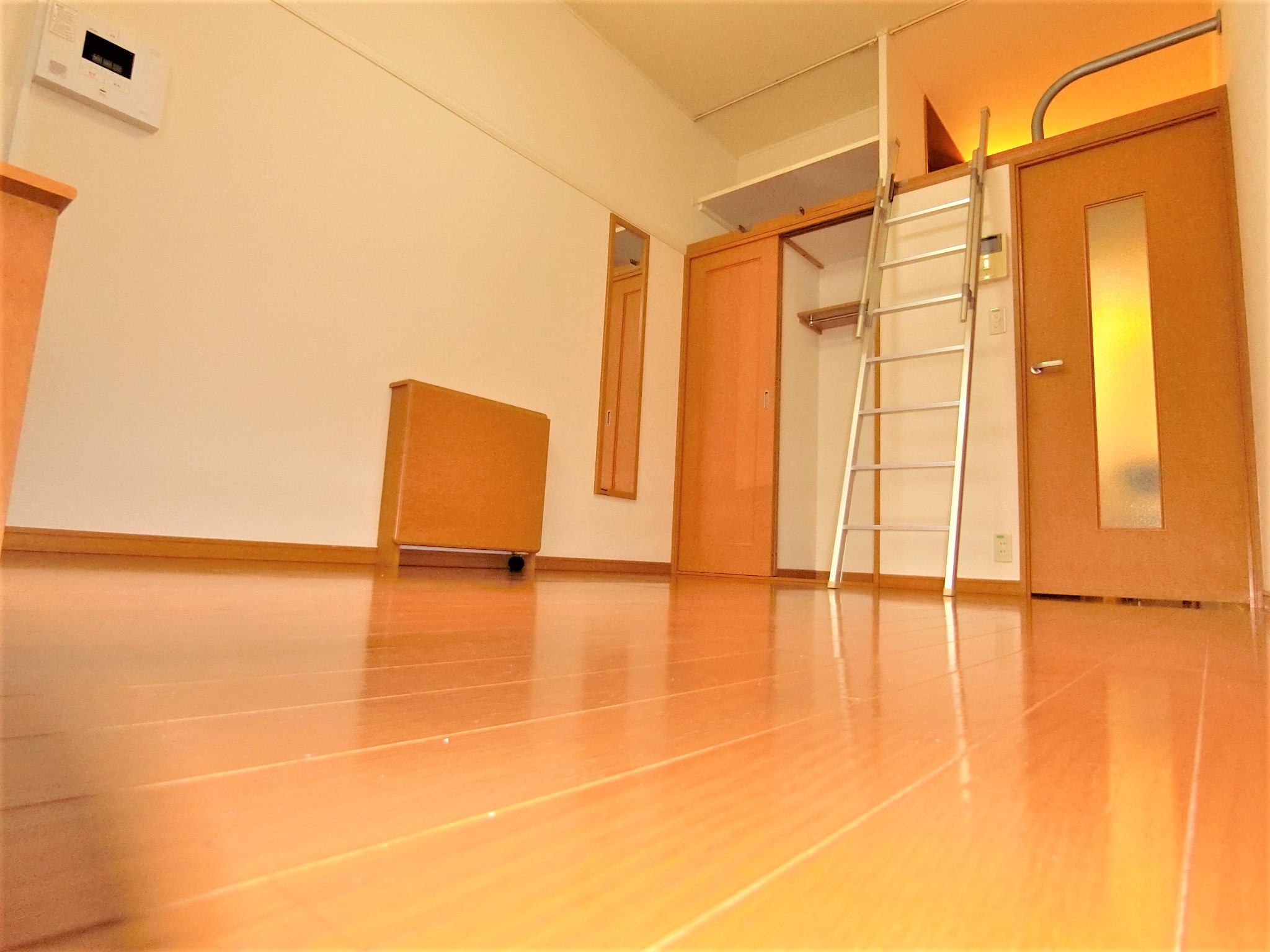 居室・リビング　上部にベッドスペース・クローゼット・折り畳み机・鏡を完備です