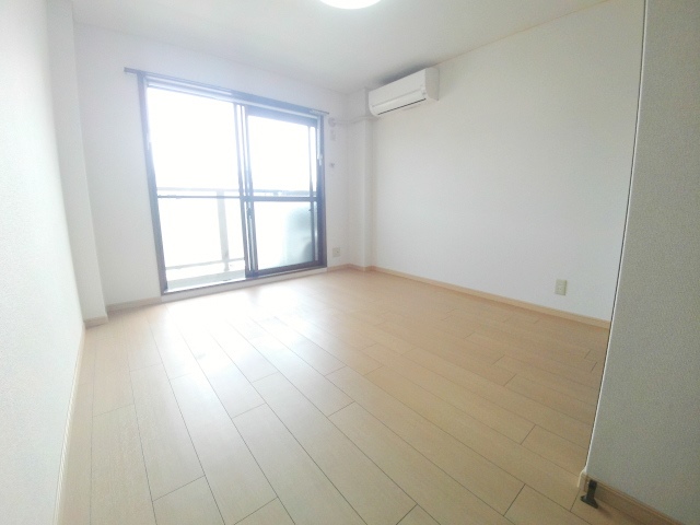 居室・リビング　フローリング調で綺麗な6帖の洋室