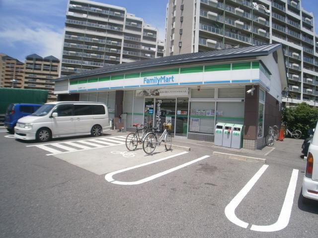 コンビニ　ファミリーマート新在家南町一丁目店（コンビニ）まで207m