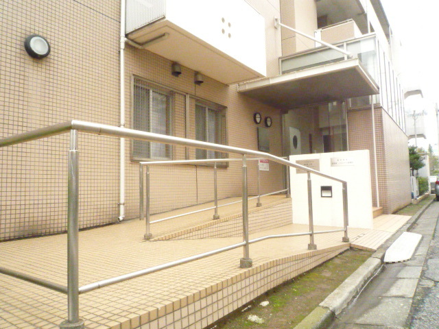 エントランス　スロープ付のエントランス