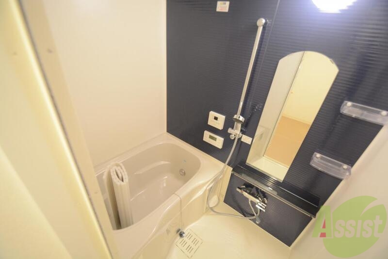 バス・シャワールーム　一面壁の色が違うとおしゃれです。