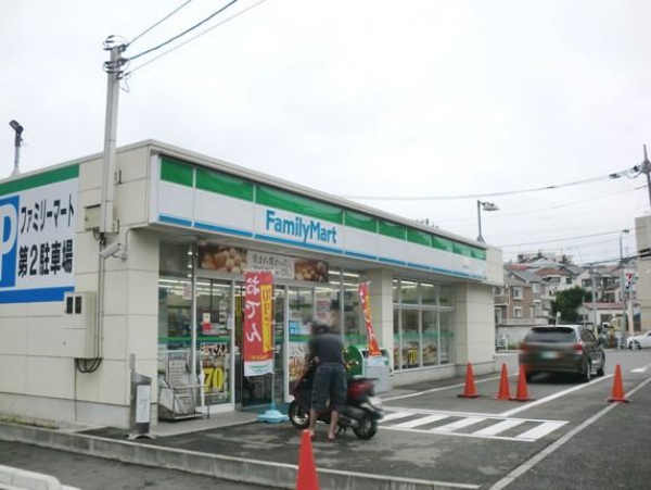 コンビニ　ファミリーマート新井町店（コンビニ）まで554m