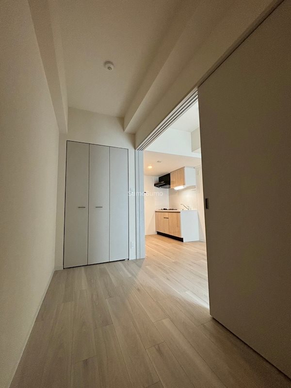 その他部屋・スペース　落ち着いた色調の寝室です