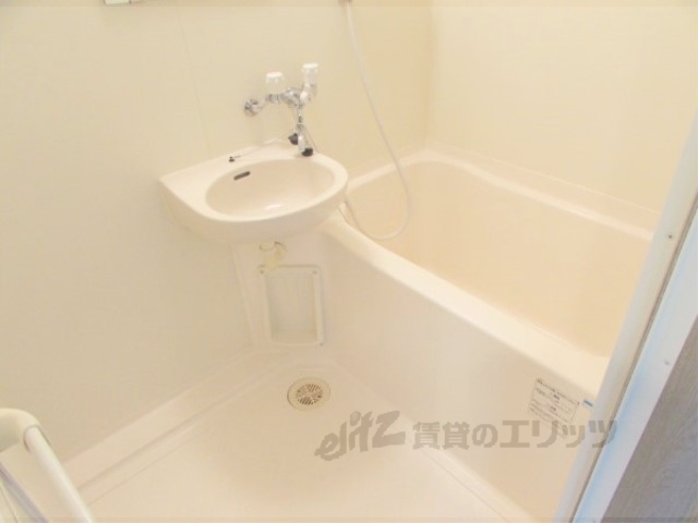 バス・シャワールーム　お風呂・トイレが別になっています。