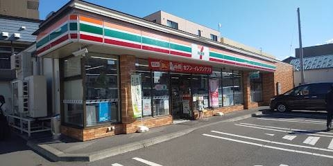 コンビニ　セブンイレブン札幌菊水3条店（コンビニ）まで388m