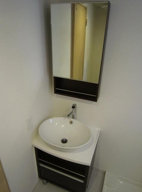 洗面設備　高級感ある独立洗面所