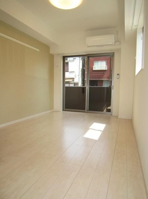 居室・リビング　照明付き、２面採光の明るい洋室です