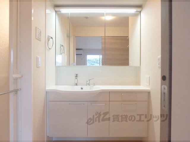 洗面設備　※同型モデル