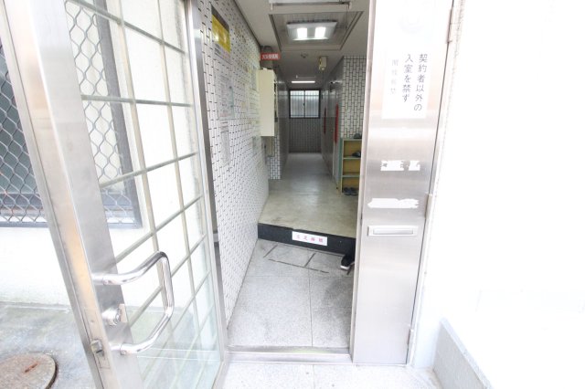 エントランス　エントランスで靴を脱ぐスタイルです♪