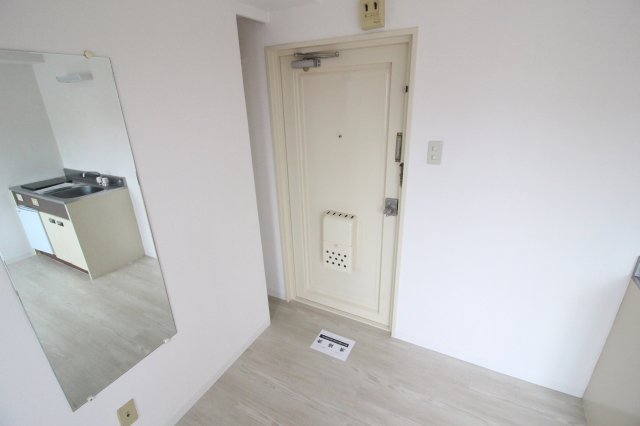 玄関　靴はエントランスで脱ぐスタイルです☆