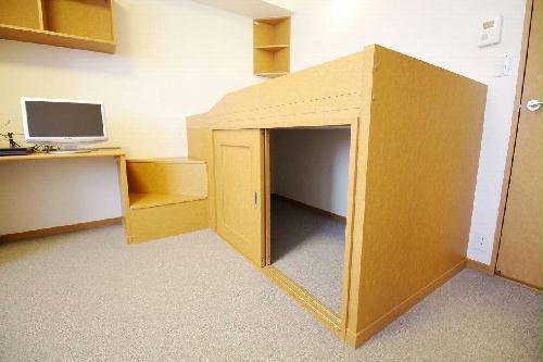 収納　ベッドの下と階段は収納になってます