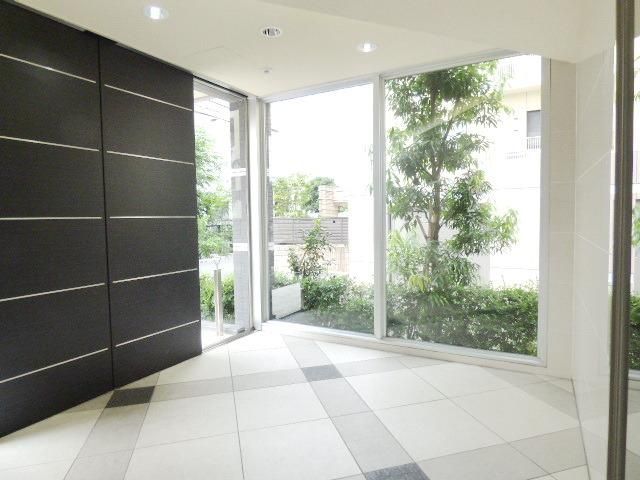 その他　明るいエントランス